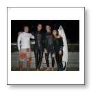 Das bin ich mit Dan, Paul und Lisa nach dem ersten Mal surfen!